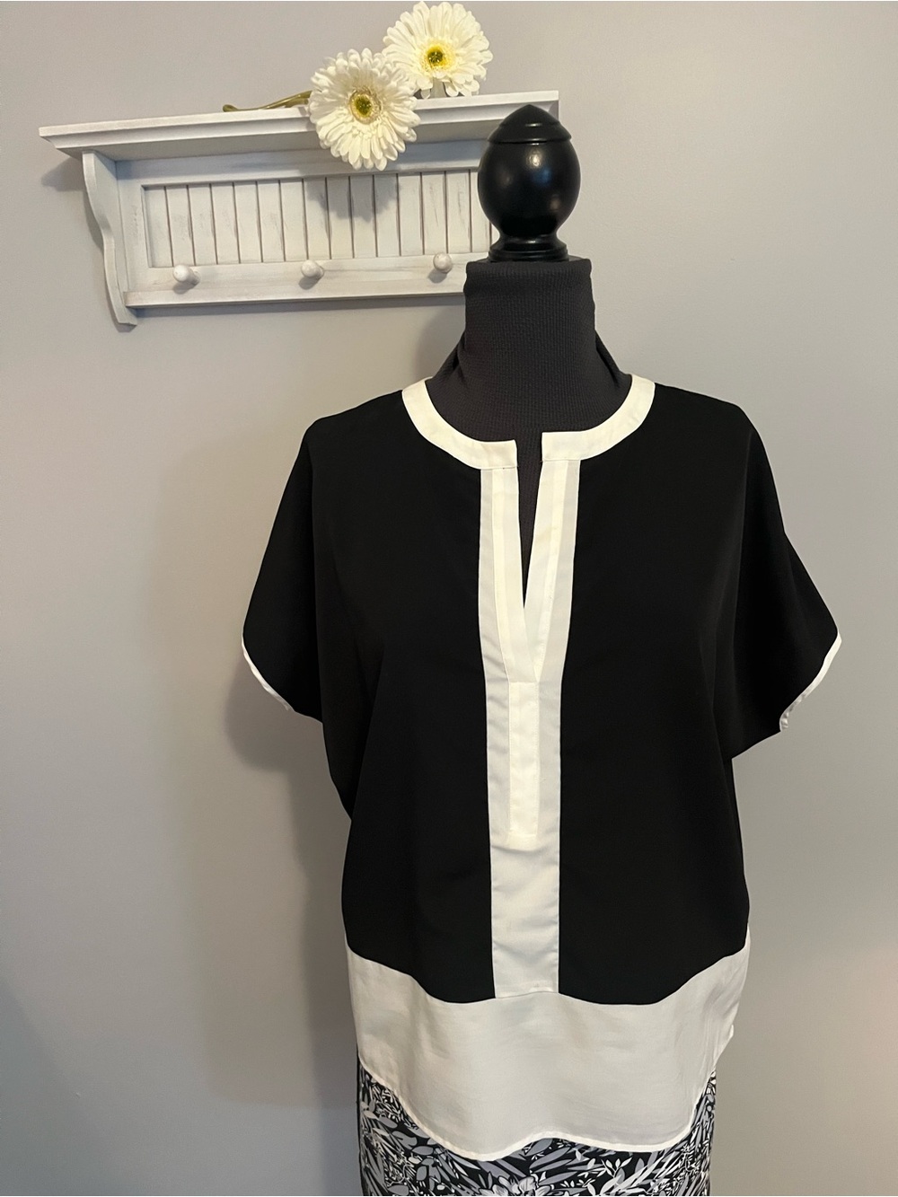 Vince Camuto Black and White Contrast Short Sleeve Blouse EUC